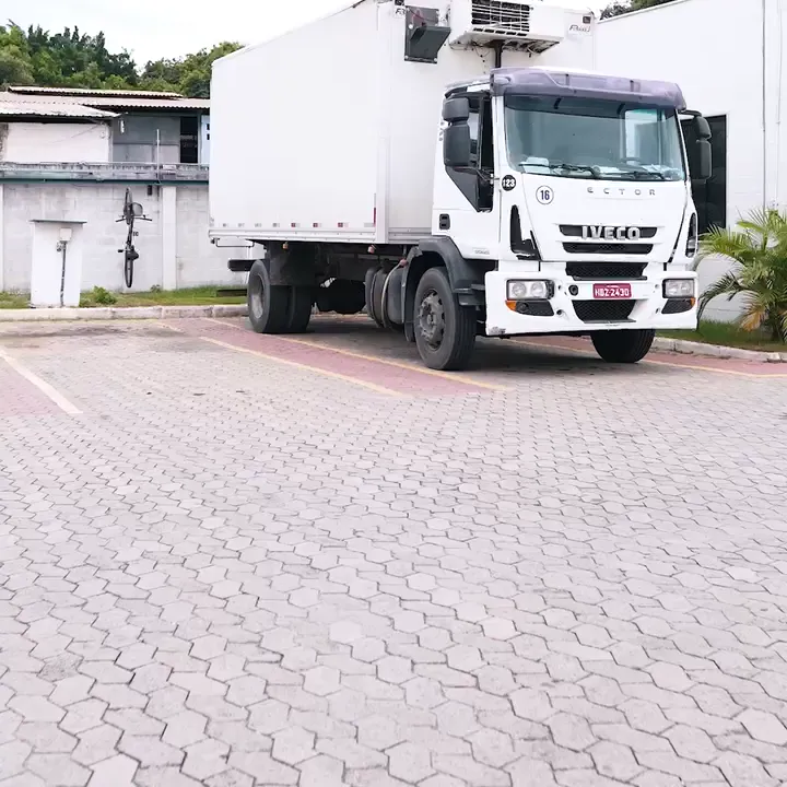 Caminhão refrigerado no pátio da RG