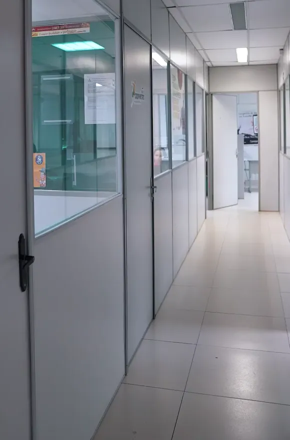 Corredor das salas administrativas da RG